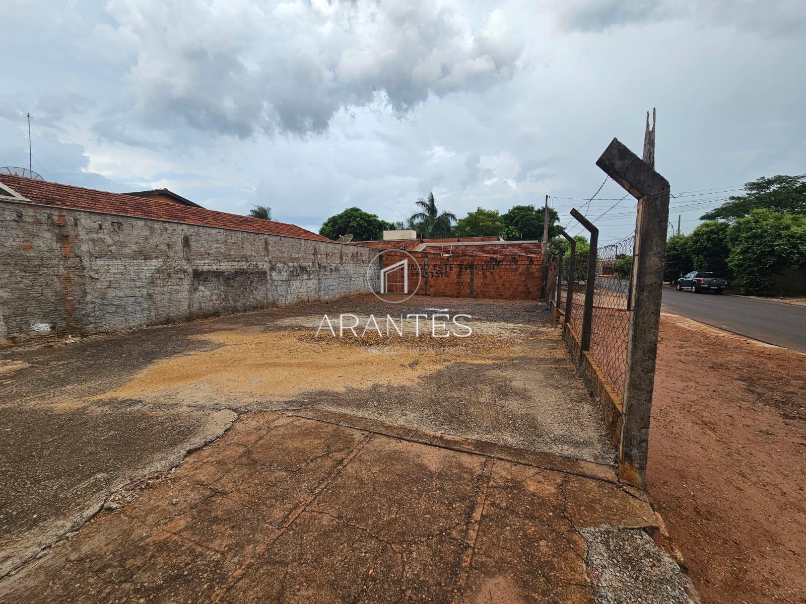 Terreno de esquina bem localizado