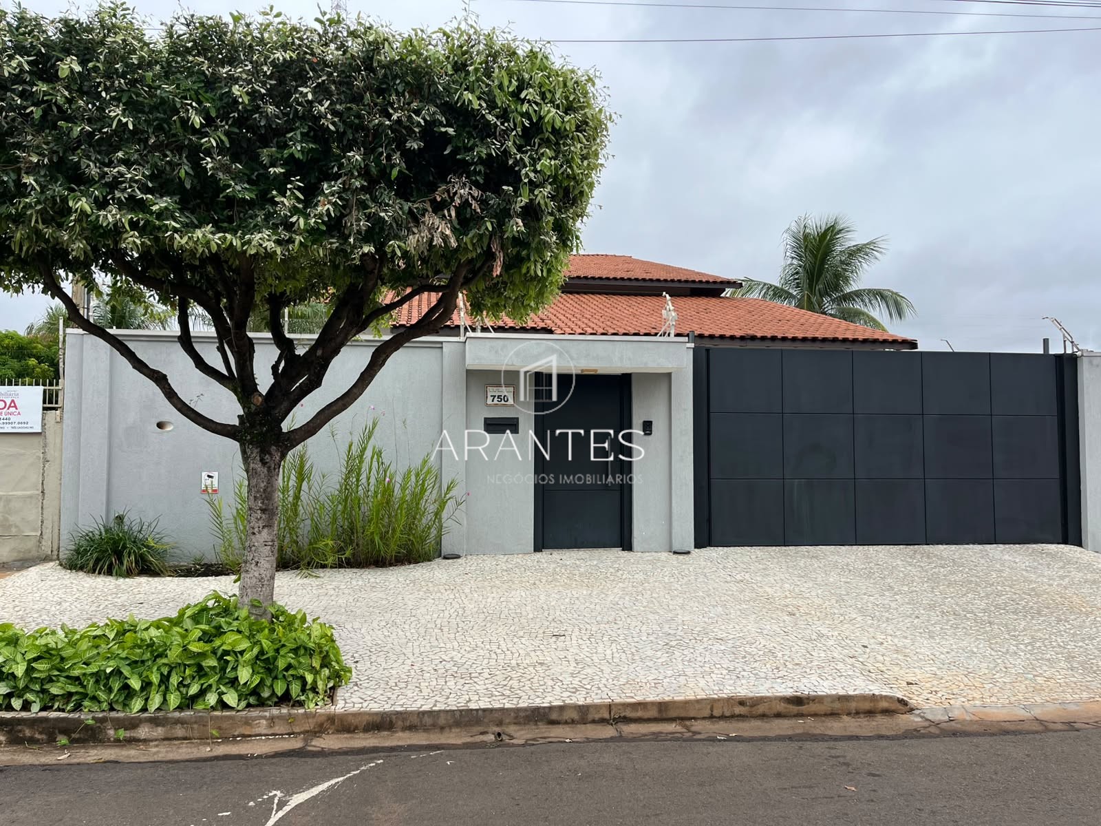 CASA ALTO PADRÃO À VENDA NO BAIRRO SANTOS DUMONT
