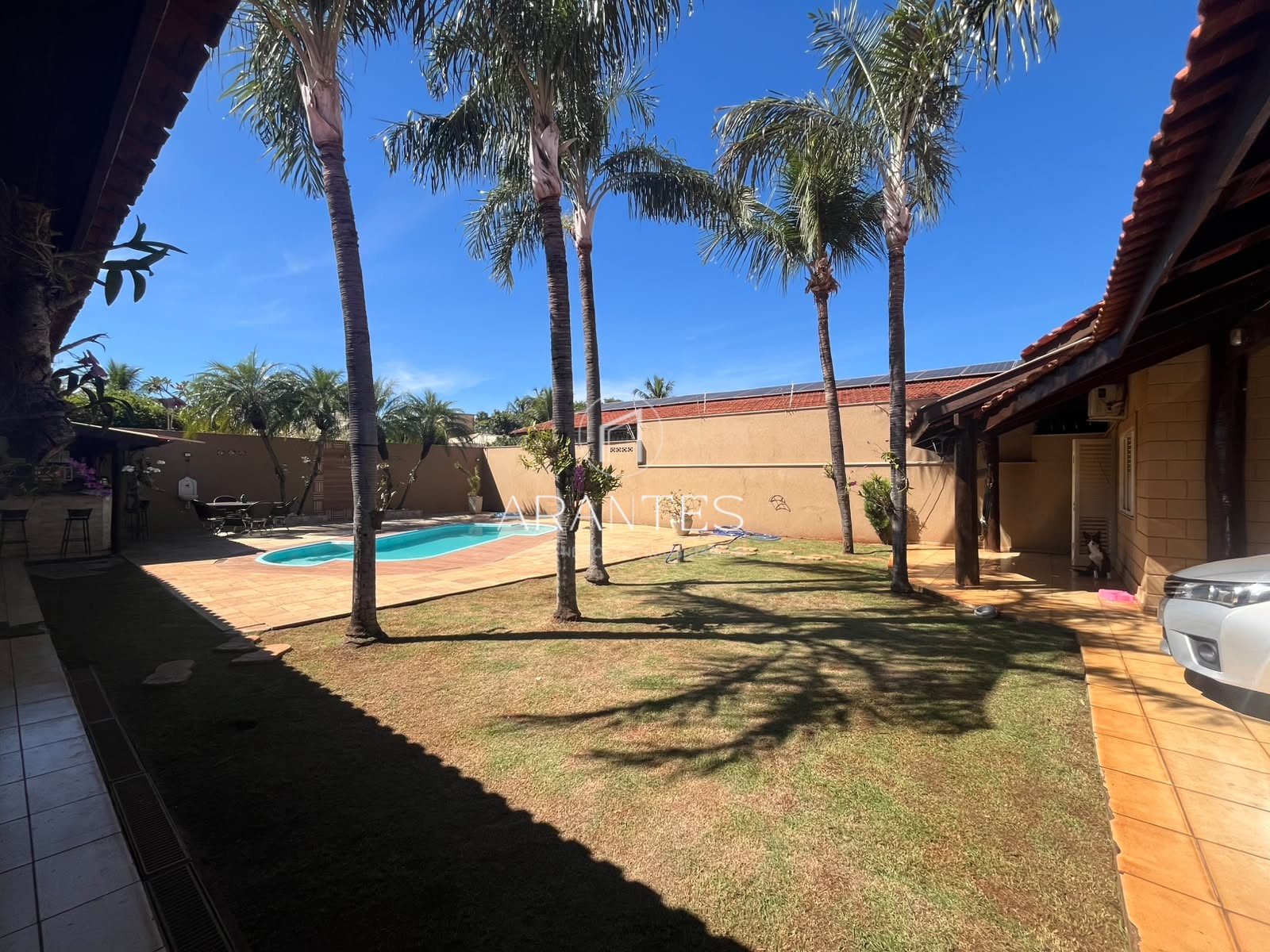 CASA À VENDA COM AMPLO ESPAÇO NO BAIRRO SANTOS DUMONT