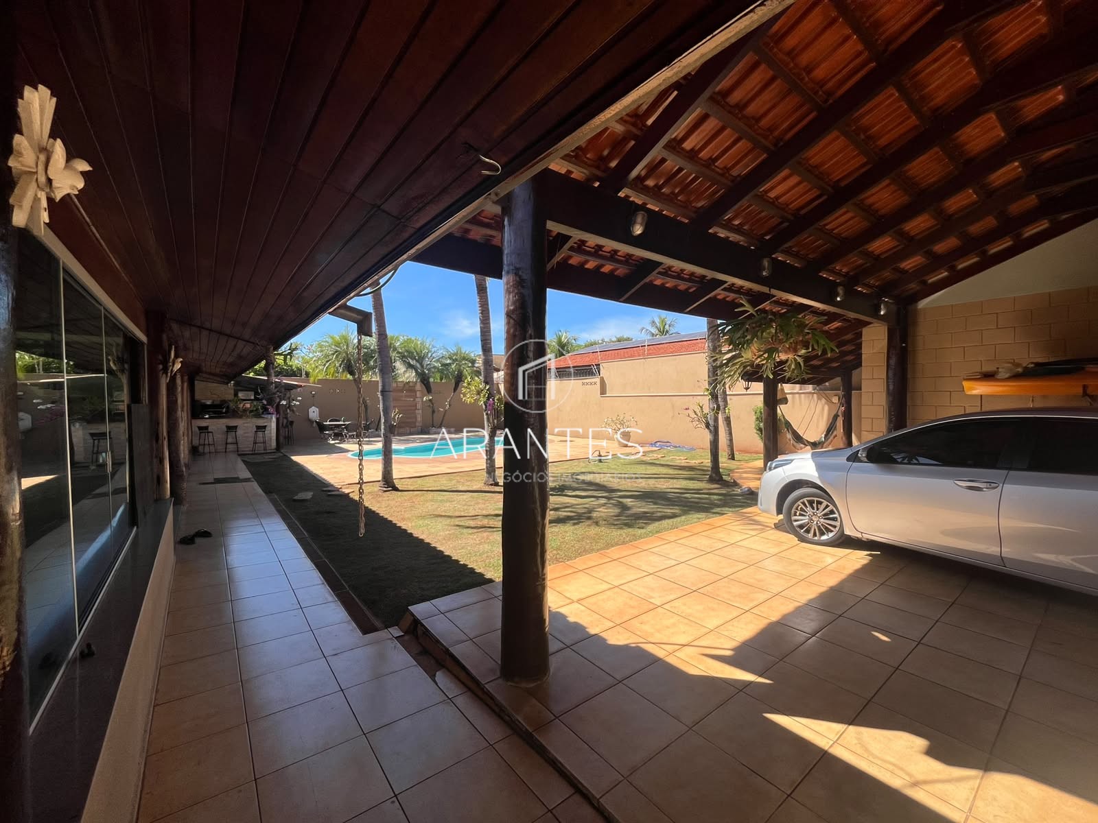 CASA À VENDA COM AMPLO ESPAÇO NO BAIRRO SANTOS DUMONT