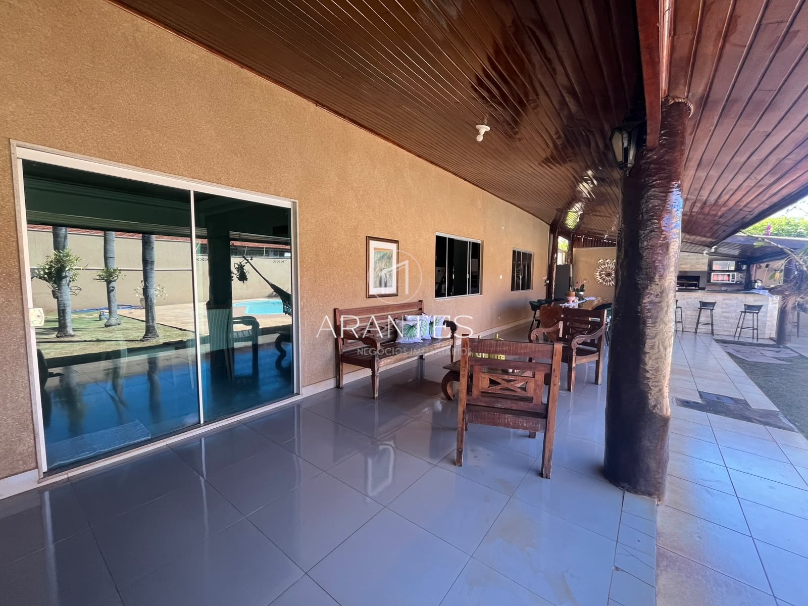 CASA À VENDA COM AMPLO ESPAÇO NO BAIRRO SANTOS DUMONT