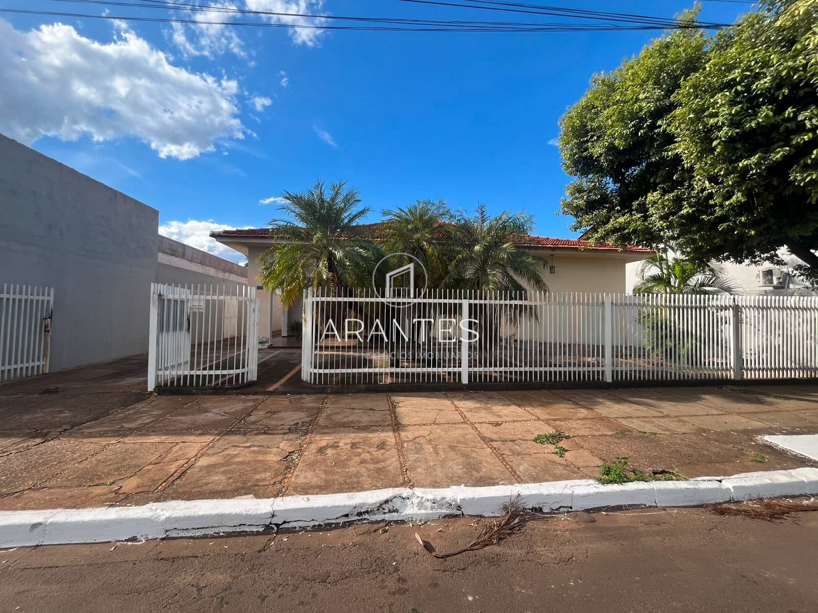 CASA NO CENTRO PRA VENDA OU LOCAÇÃO