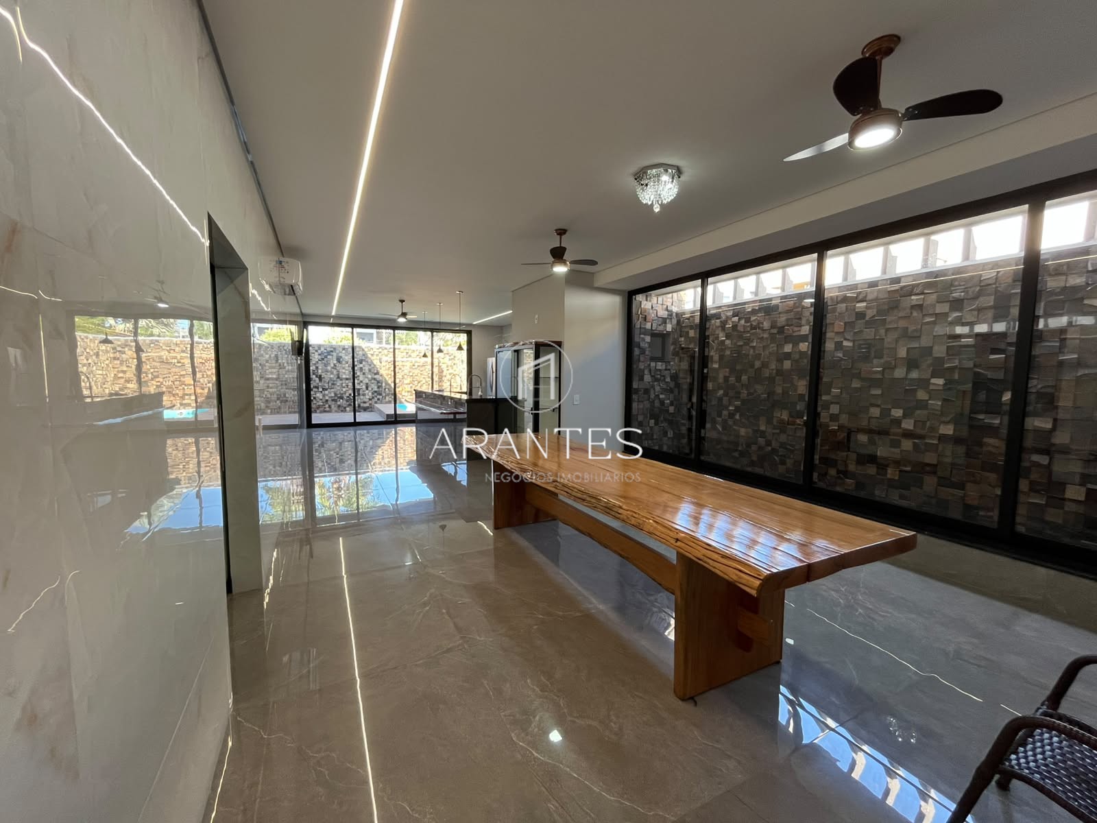 CASA À VENDA EM CONDOMÍNIO