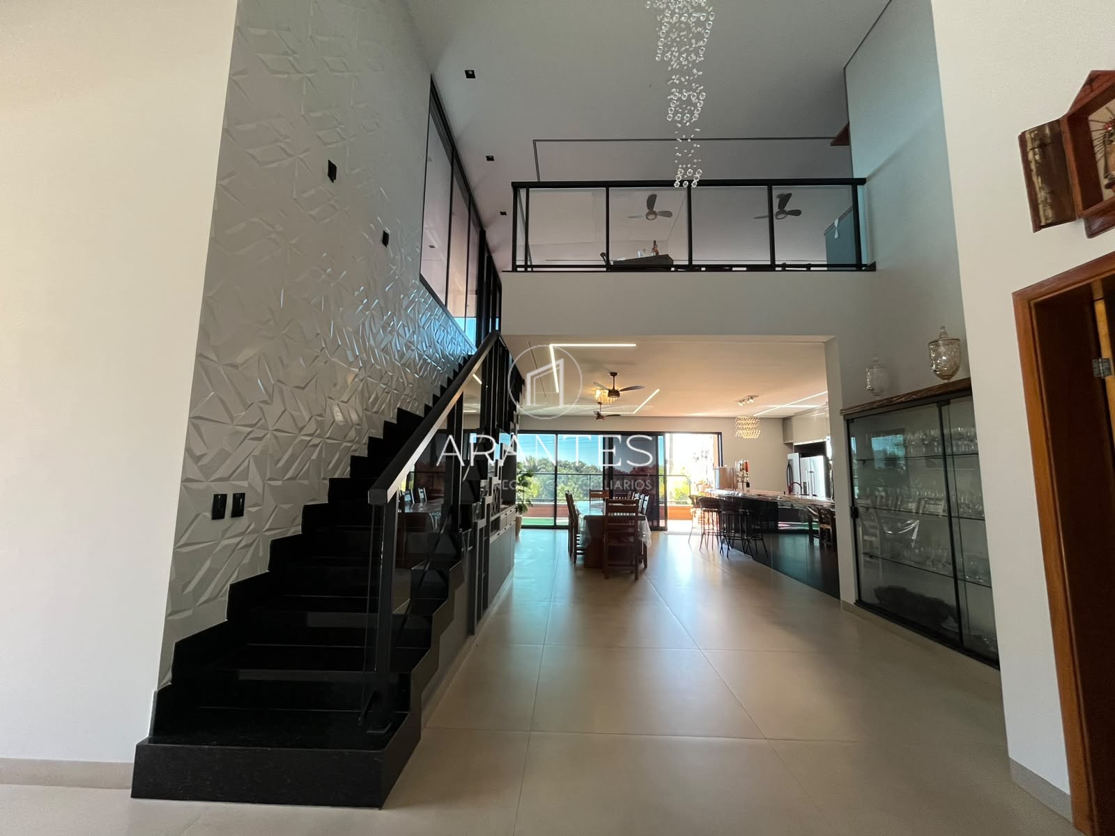 CASA LUXUOSA À VENDA DE PORTEIRA FECHADA EM CONDOMÍNIO