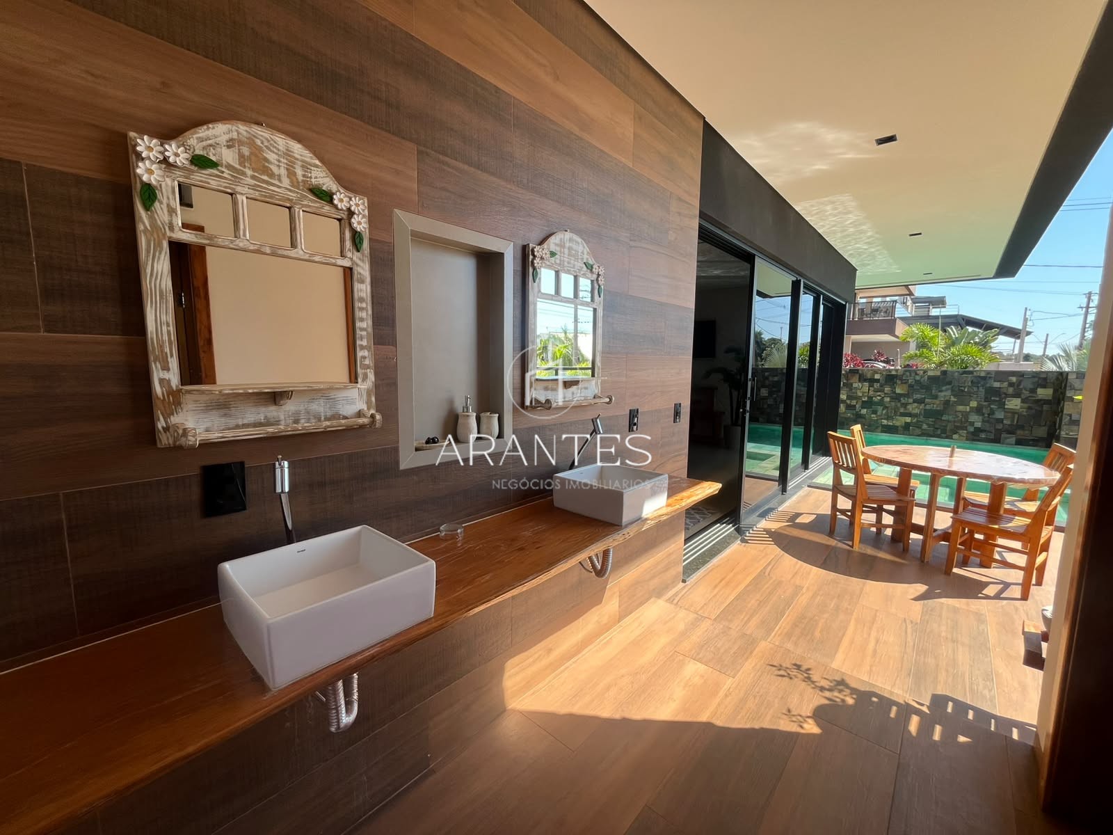 CASA LUXUOSA À VENDA DE PORTEIRA FECHADA EM CONDOMÍNIO