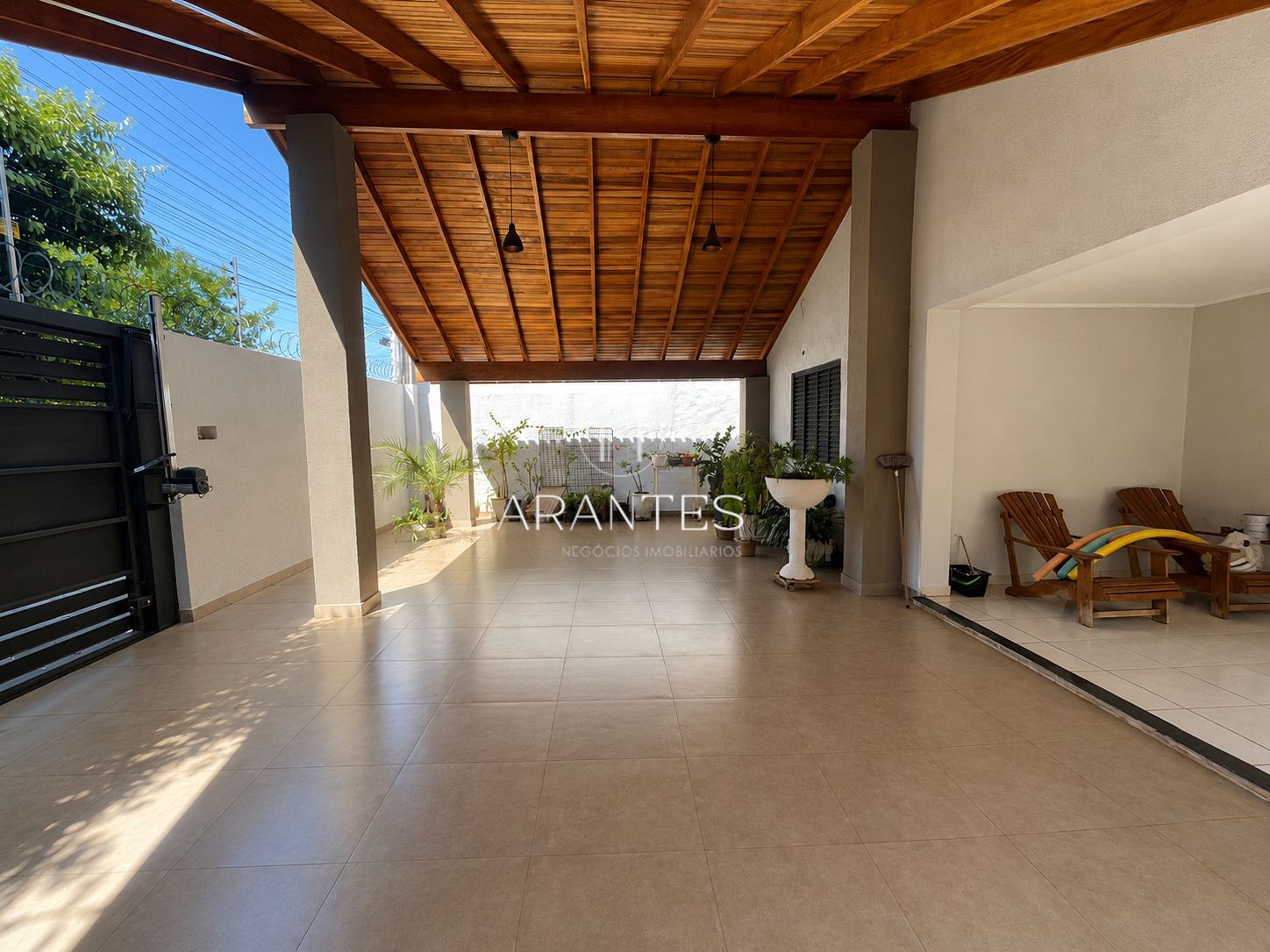 CASA À VENDA COM EXCELENTE LOCALIZAÇÃO