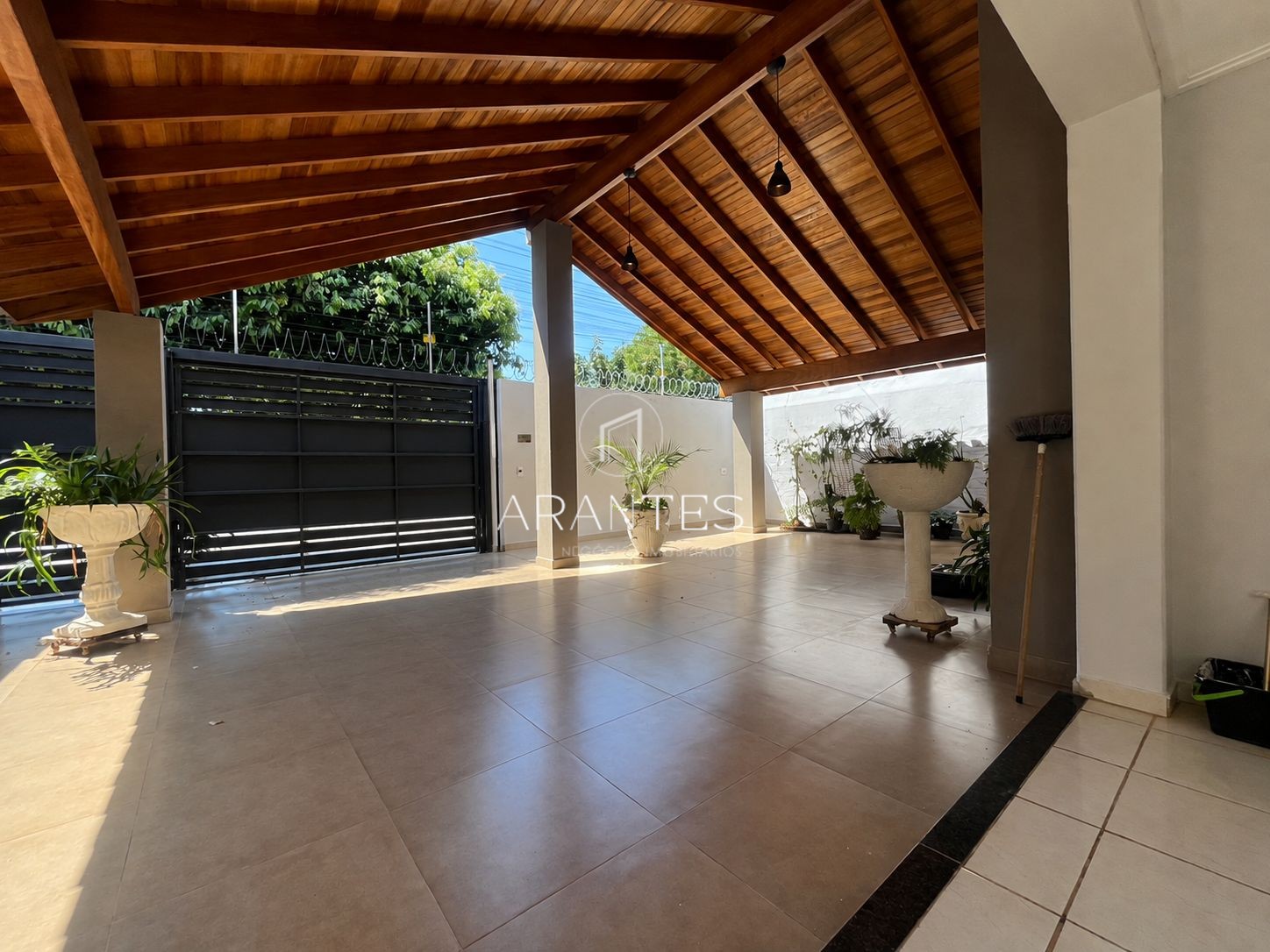 CASA À VENDA COM EXCELENTE LOCALIZAÇÃO