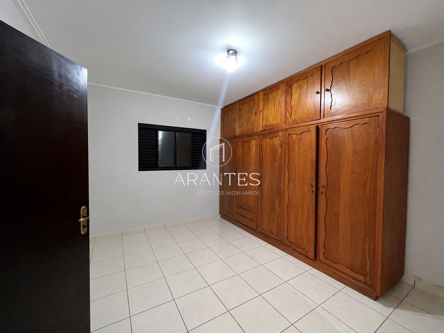 CASA À VENDA COM EXCELENTE LOCALIZAÇÃO