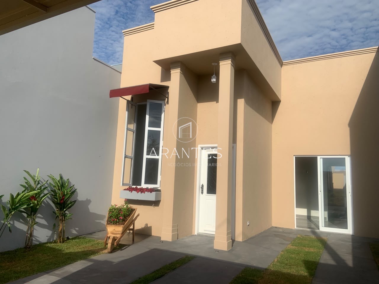 Casa a venda 2 quartos - Jardim das Paineiras.