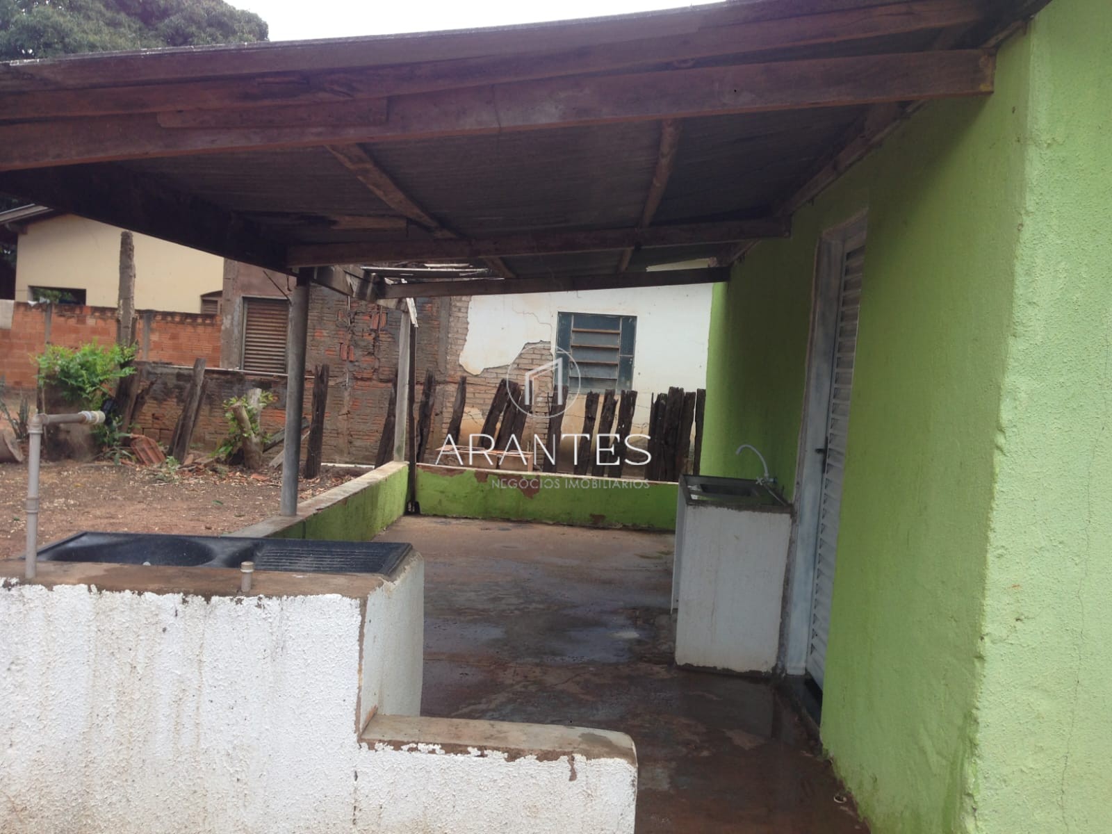 Casa à venda com terreno de 1.000 m² em excelente localização.