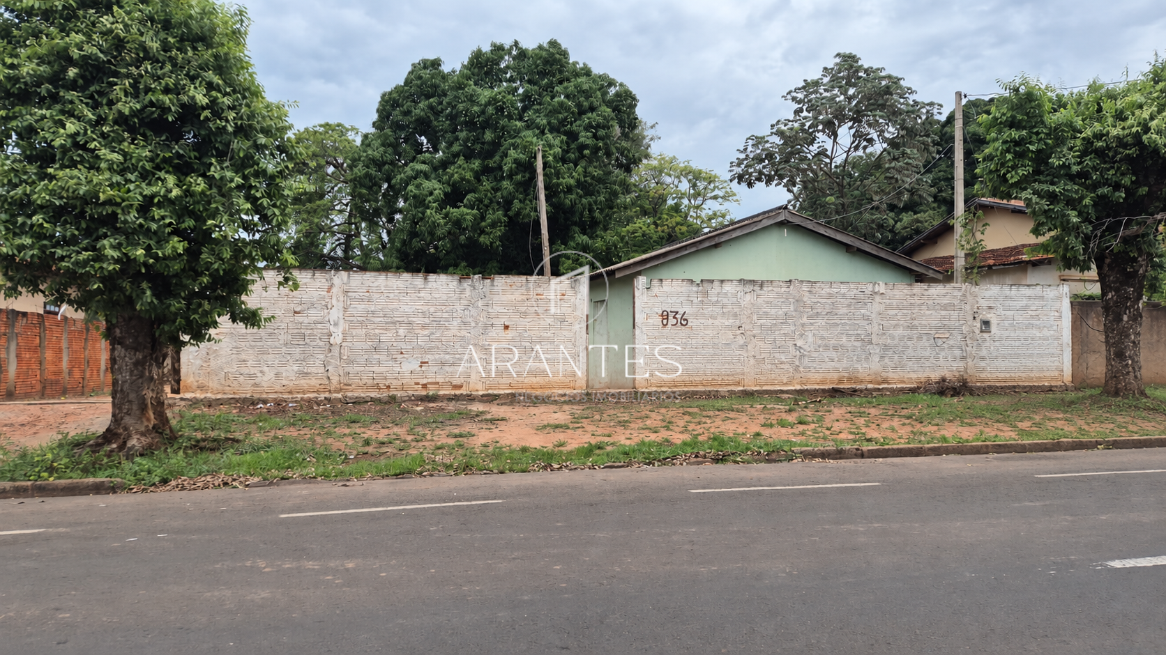 Casa à venda com terreno de 1.000 m² em excelente localização.