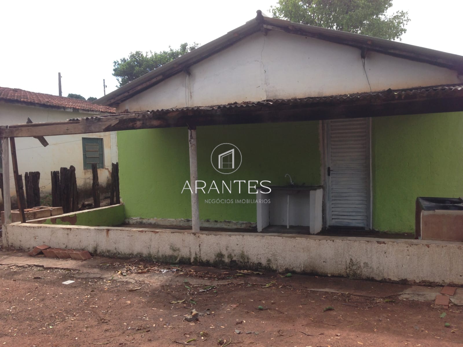 Casa à venda com terreno de 1.000 m² em excelente localização.