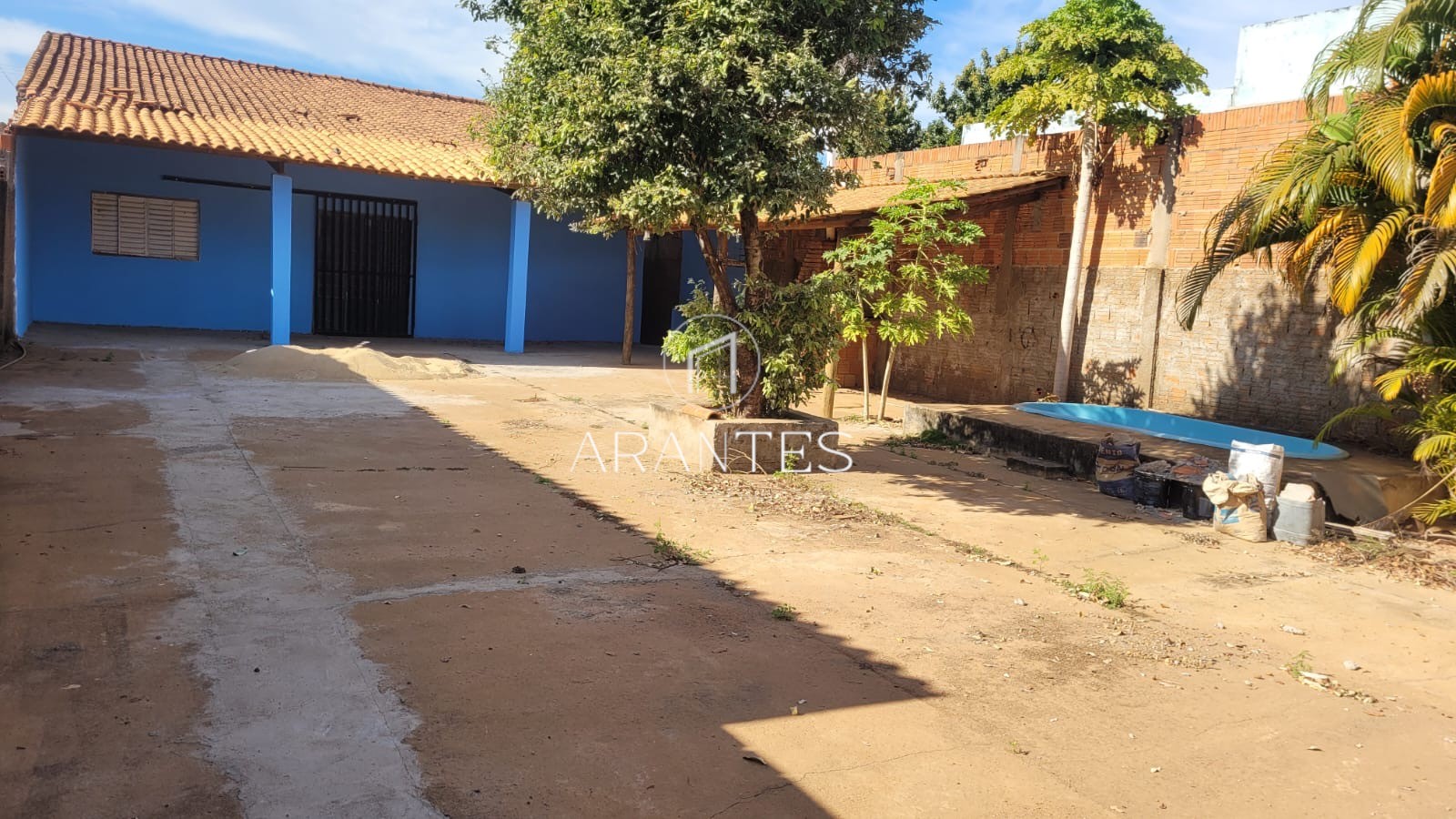 Casa a venda com terreno bem amplo 