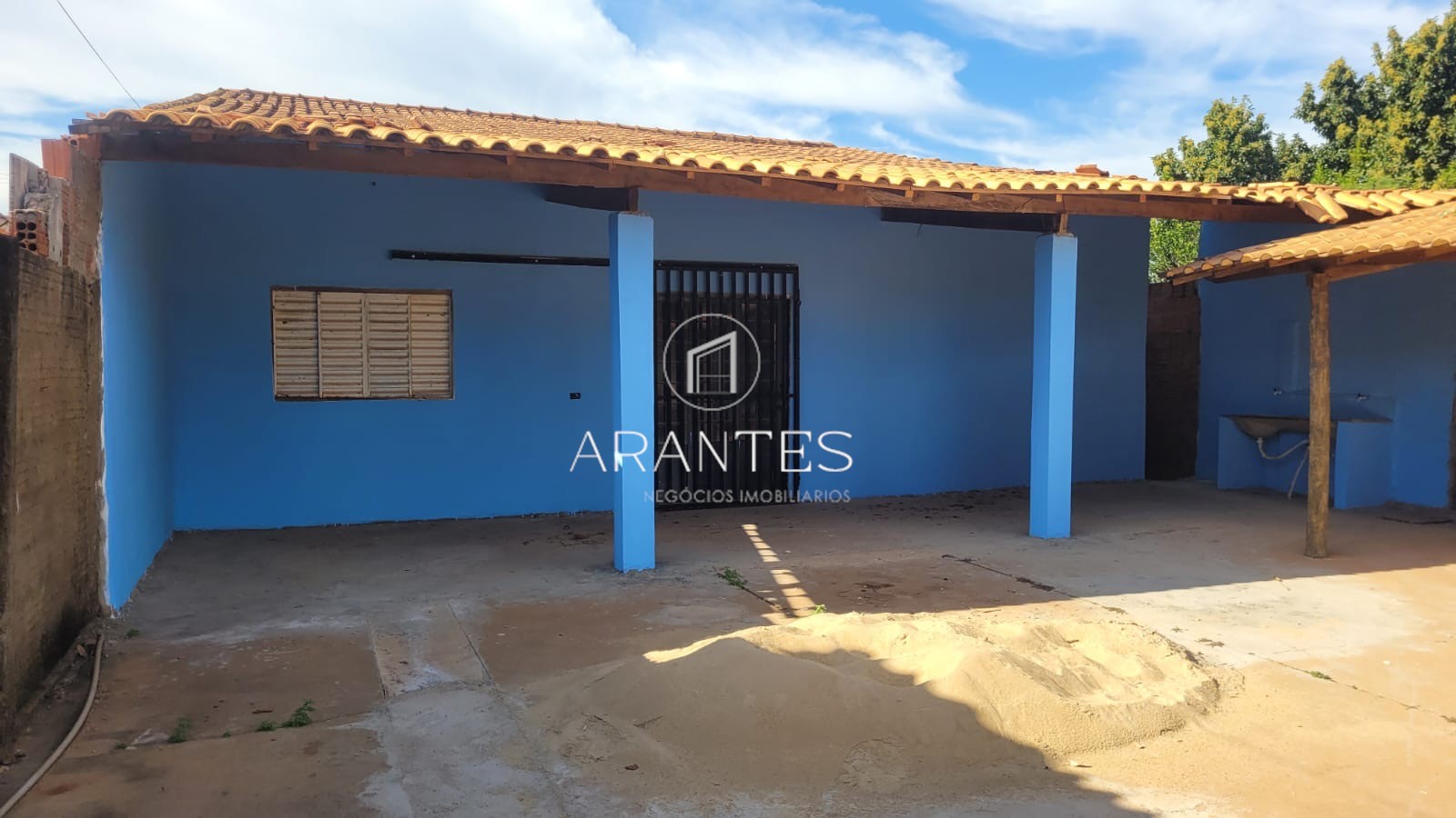 Casa a venda com terreno bem amplo 