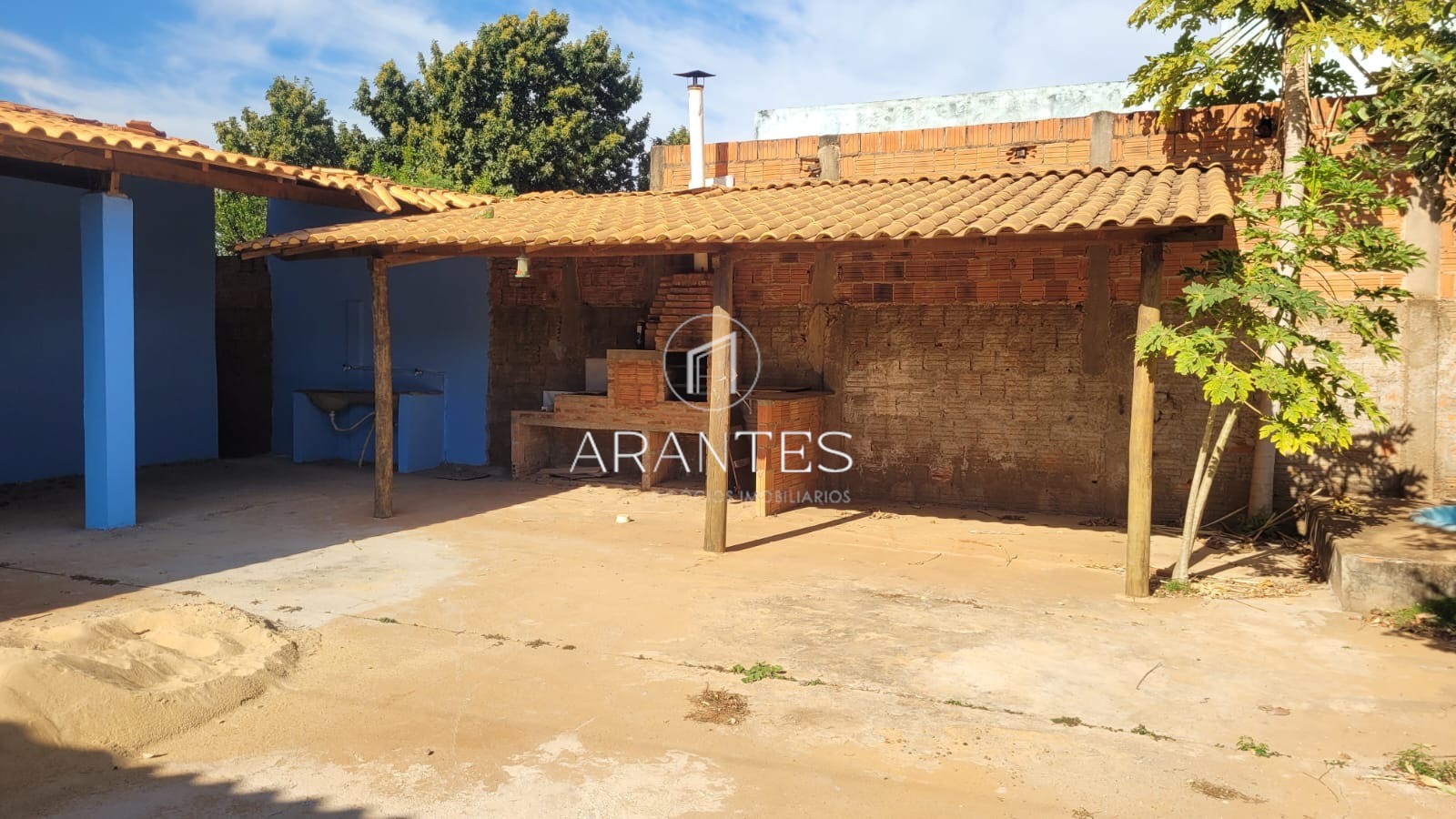 Casa a venda com terreno bem amplo 