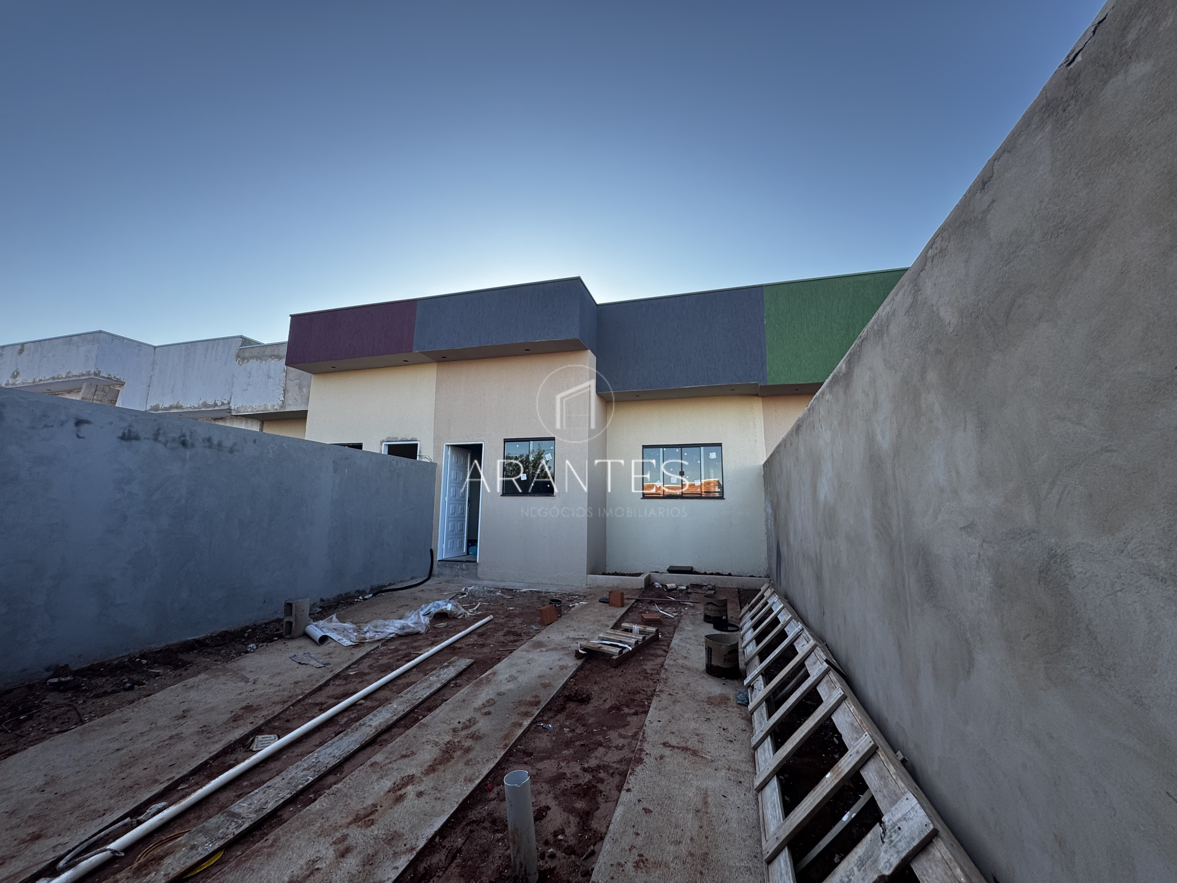 CASA BEM AMPLA NO LOTEAMENTO OT